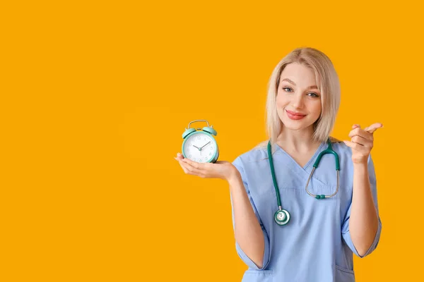 Female Doctor Alarm Clock Color Background Time Check Your Health — Stock Photo, Image