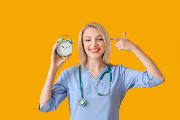 Female Doctor Alarm Clock Color Background Time Check Your Health — Stock Photo, Image