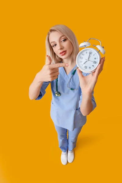 Female Doctor Alarm Clock Color Background Time Check Your Health — Stock Photo, Image