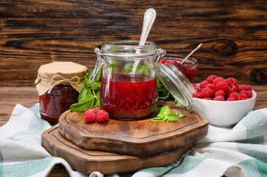 Ahşap zemin üzerinde tatlı ahududu reçeli ile kompozisyon