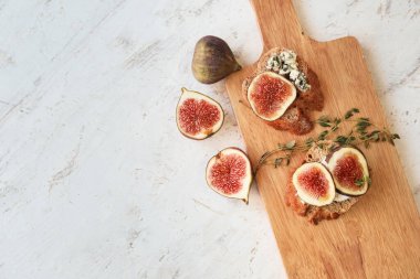 Hafif arka planda incirli lezzetli sandviçler.