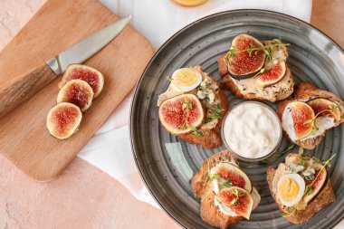 Renkli incirli lezzetli sandviçler.