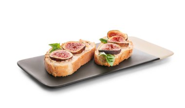 Beyaz arka planda incirli lezzetli sandviçler.