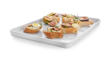 Beyaz arka planda incirli lezzetli sandviçler.