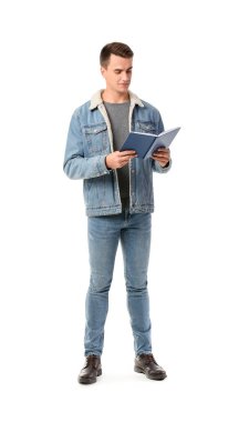 Genç adam beyaz arka plan üzerine kitap okuyor.