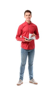 Genç adam beyaz arka plan üzerine kitap okuyor.