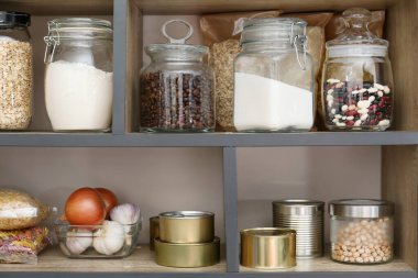 Mutfaktaki raflarda farklı ürünler var.