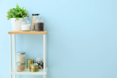 Mutfaktaki raflarda farklı ürünler var.