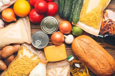 Ahşap arka planda farklı ürünler