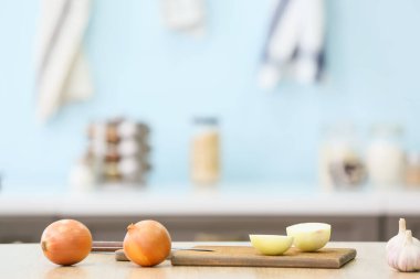 Modern mutfaktaki masada soğan ve sarımsak kes.