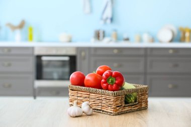 Modern mutfaktaki masada sebzeli bir kutu.