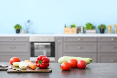 Modern mutfakta taze sebzeler.