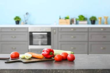 Modern mutfakta taze sebzeler.