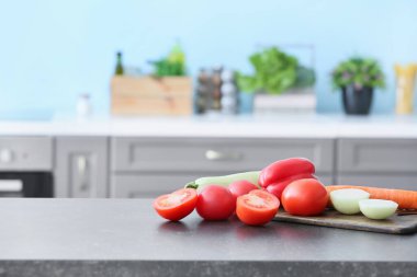 Modern mutfakta sebzeler masada.