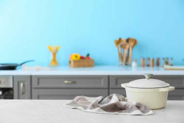 Modern mutfaktaki masada demlik pişiriyorum.