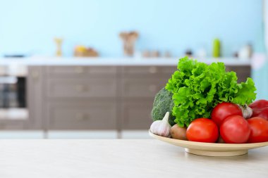Modern mutfaktaki masada sebzeli tabak.