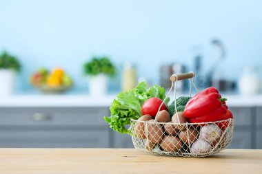 Modern mutfaktaki sepet dolusu sebze.