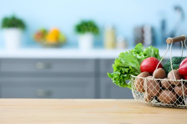 Modern mutfaktaki sepet dolusu sebze.