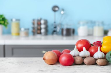 Modern mutfakta sebzeler masada.