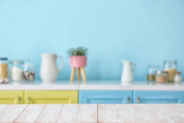 Modern mutfakta boş masa