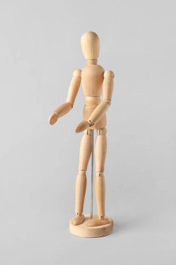 Hafif arkaplanda ahşap manken