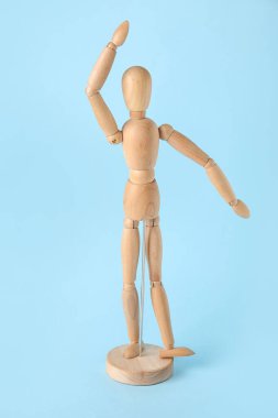 Renk arkaplanındaki tahta manken