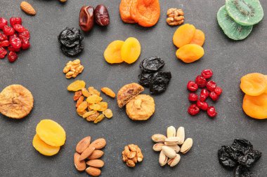 Koyu arkaplanda farklı kurutulmuş meyve ve fındık