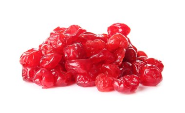 Beyaz arka planda lezzetli kurutulmuş kızılcıklar.