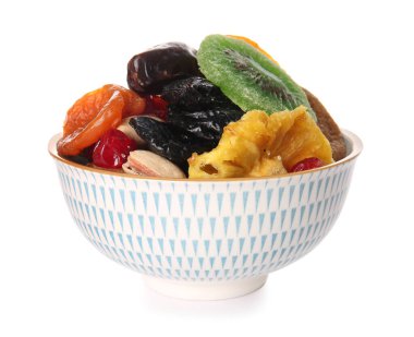 Beyaz arkaplanda farklı kurumuş meyveler var.