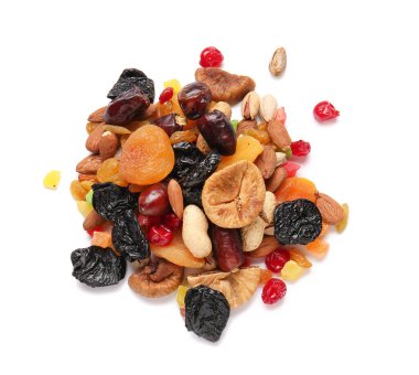 Beyaz arka planda farklı kurumuş meyveler