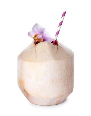 Beyaz arkaplanda taze hindistan cevizi