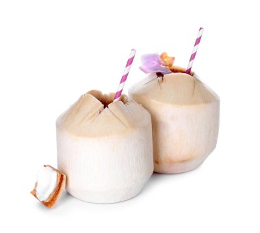 Beyaz arkaplanda taze hindistan cevizleri