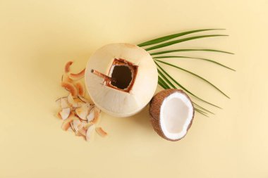 Renkli arka planda taze ve olgun hindistan cevizleri