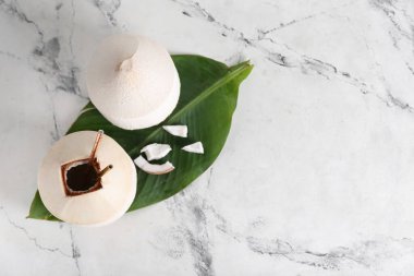 Işık arkaplanındaki taze hindistan cevizleri