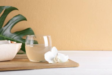 Hafif ahşap zemin üzerinde bir bardak lezzetli hindistan cevizi suyu.