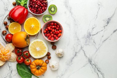 Beyaz arkaplanda sağlıklı ürünler