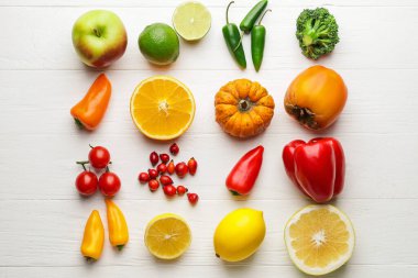 Beyaz ahşap arka planda sağlıklı ürünler