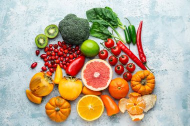 Renk arkaplanındaki sağlıklı ürünler