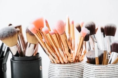 Hafif arkaplanda makyaj fırçaları