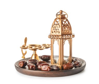 Müslüman lambası ve beyaz arkaplan üzerindeki tarihler