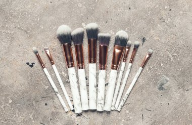 Grunge arka planında makyaj fırçası seti