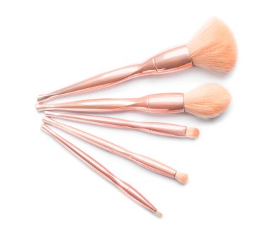 Beyaz arkaplanda makyaj fırçaları