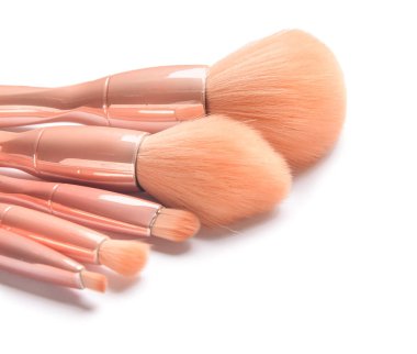 Beyaz arkaplanda makyaj fırçaları