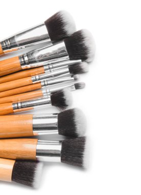 Beyaz arkaplanda makyaj fırçaları