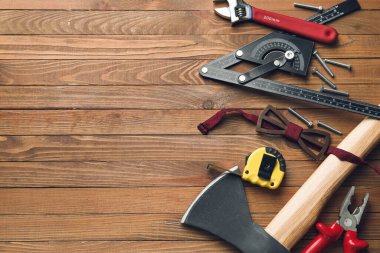 Ahşap arkaplanda bir takım araçlar
