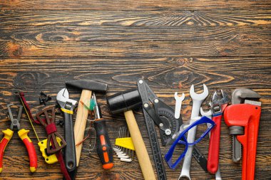 Ahşap arkaplanda bir takım araçlar