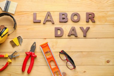 Ahşap arkaplanda araç ve metin LABOR Günü