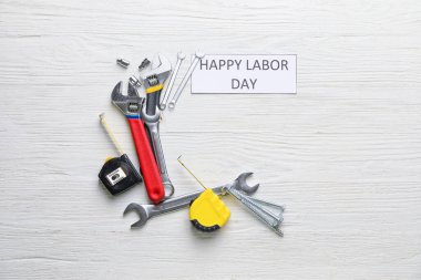 Beyaz ahşap arka planda bir takım araçlar. İşçi Bayramı kutlamaları