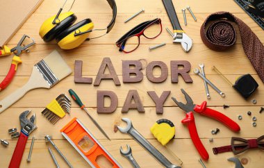 Ahşap arkaplanda araç ve metin LABOR Günü