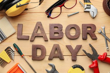 Ahşap arkaplanda araç ve metin LABOR Günü